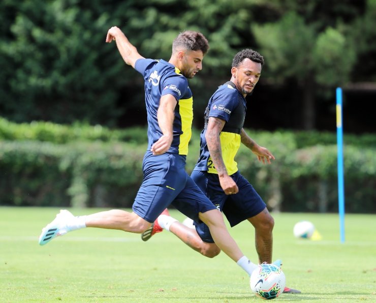 Fenerbahçe günün ilk idmanını tamamladı
