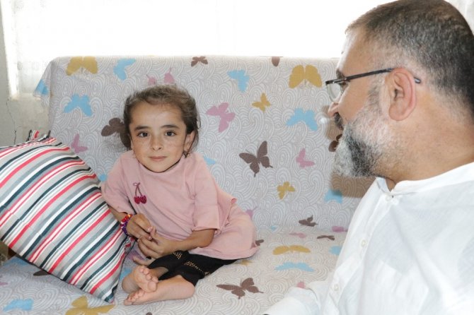 Cam kemik hastası kardeşlerin yüzü mavi kapakla güldü