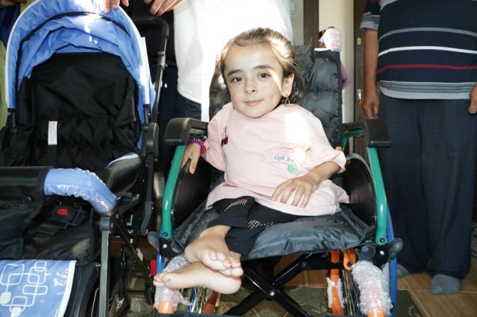 Cam kemik hastası kardeşlerin yüzü mavi kapakla güldü