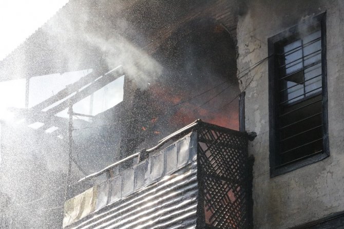 Kahramanmaraş'ta 3 ahşap bina yangında kül oldu