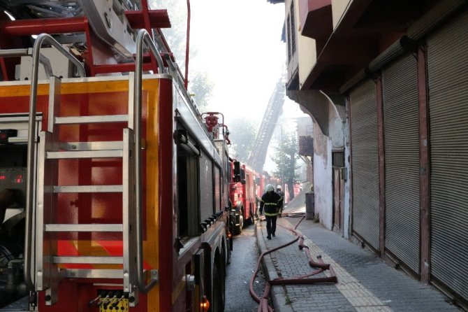 Kahramanmaraş'ta 3 ahşap bina yangında kül oldu