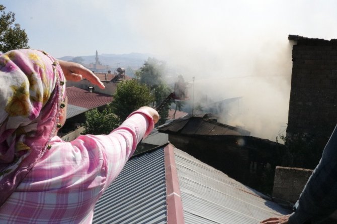 Kahramanmaraş'ta 3 ahşap bina yangında kül oldu