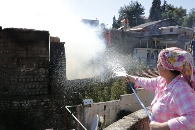 Kahramanmaraş'ta 3 ahşap bina yangında kül oldu