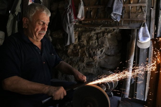 Kahramanmaraş'ta bıçaklar Kurban Bayramı için bileniyor