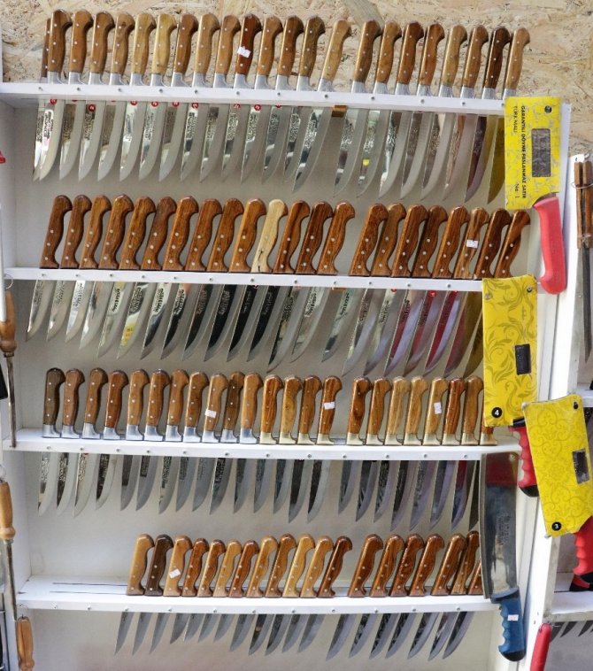 Kahramanmaraş'ta bıçaklar Kurban Bayramı için bileniyor