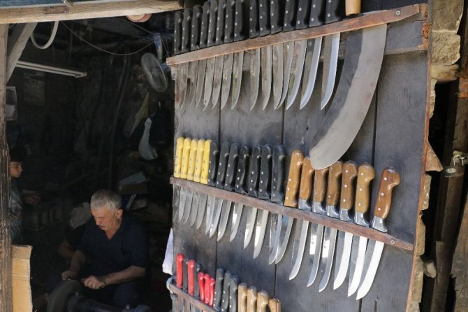 Kahramanmaraş'ta bıçaklar Kurban Bayramı için bileniyor