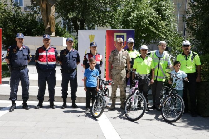 Trafikte ebeveynlerine not verdiler bisiklet kazandılar