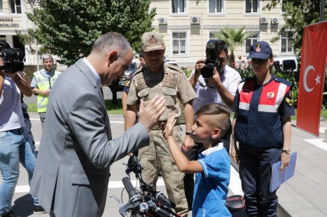 Trafikte ebeveynlerine not verdiler bisiklet kazandılar