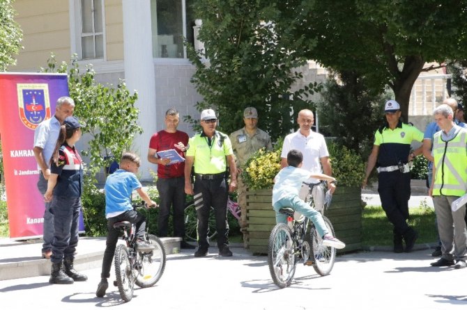 Trafikte ebeveynlerine not verdiler bisiklet kazandılar