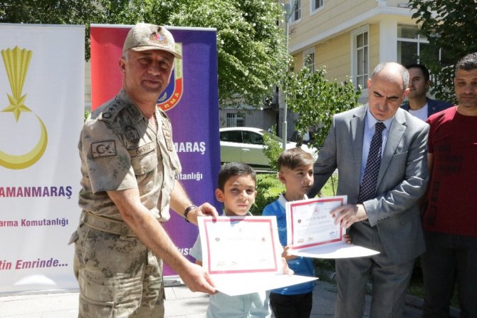 Trafikte ebeveynlerine not verdiler bisiklet kazandılar