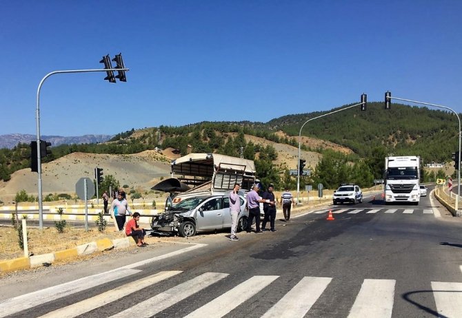 Kamyonet ile otomobil çarpıştı:Çok sayıda yaralı var