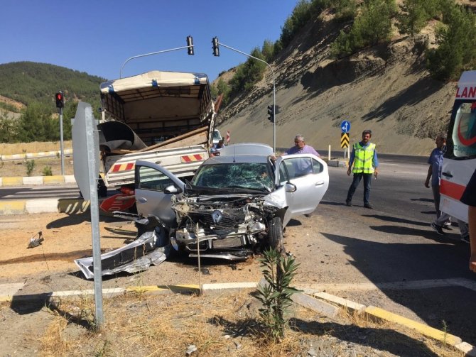 Kamyonet ile otomobil çarpıştı:Çok sayıda yaralı var