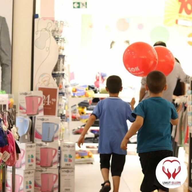Umut Elleri bayram öncesi çocukları sevindirdi