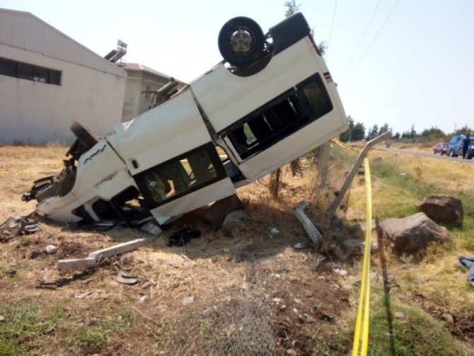 Pazarcık'ta ailesinden izinsiz aldığı minibüsle takla attı: 1 ölü, 4 yaralı