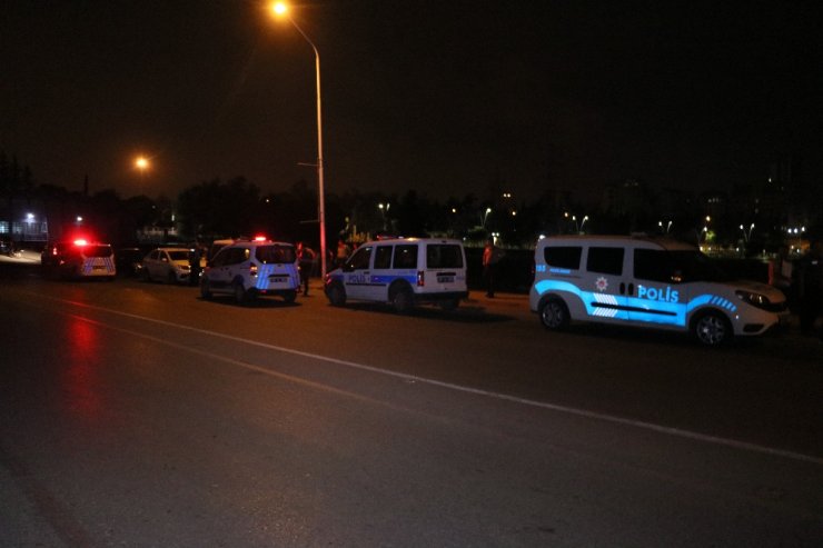 Dehşet saçtı: Polisi görünce satırı göle attı