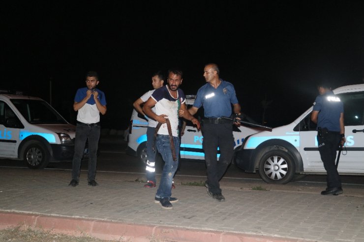 Dehşet saçtı: Polisi görünce satırı göle attı