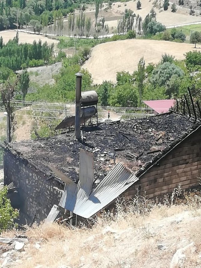 Kahramanmaraş'ta ot yangını evi yaktı