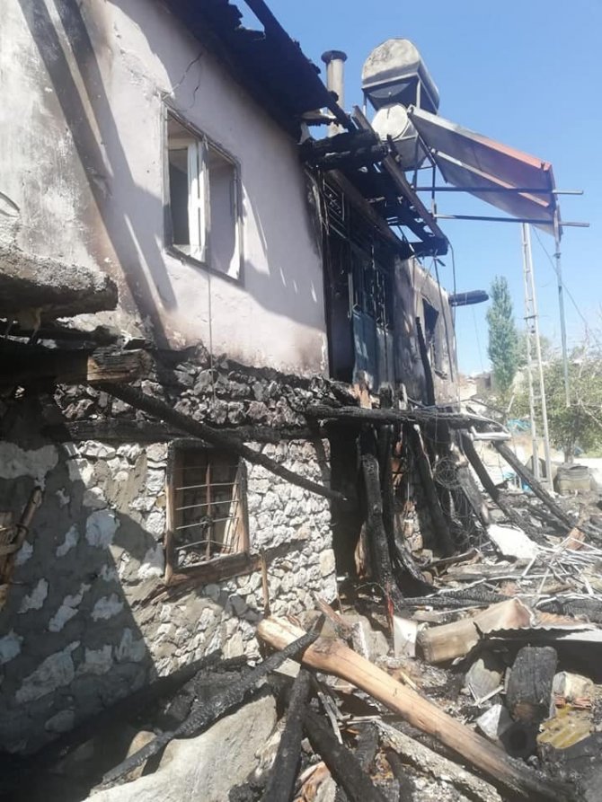 Kahramanmaraş'ta ot yangını evi yaktı