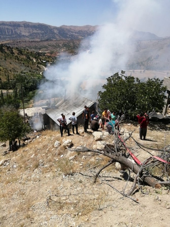 Kahramanmaraş'ta ot yangını evi yaktı