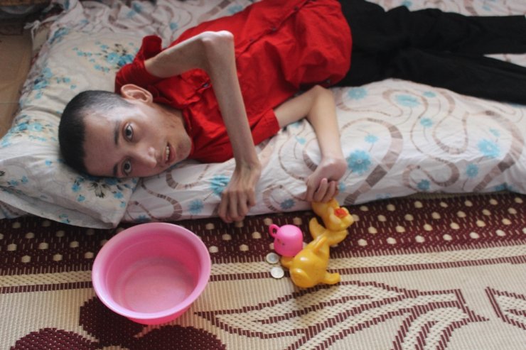 42 yıldır yaşamını 4 engelli çocuğuna adayan anne