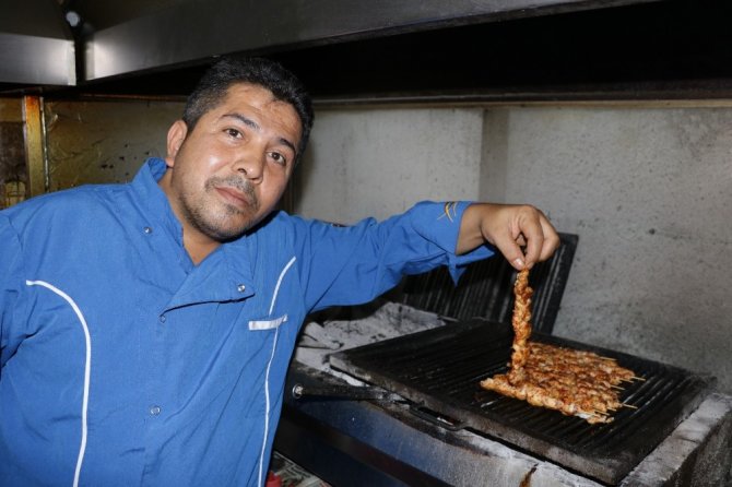 Kahramanmaraş'ta yayın balığından şiş kebap yaptılar