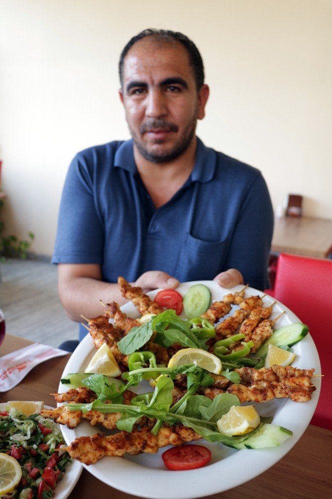 Kahramanmaraş'ta yayın balığından şiş kebap yaptılar