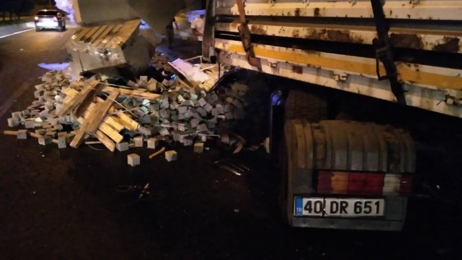 Kahramanmaraş'ta parke yüklü tır refüje çarptı