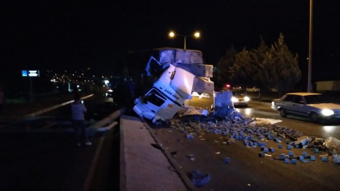 Kahramanmaraş'ta parke yüklü tır refüje çarptı