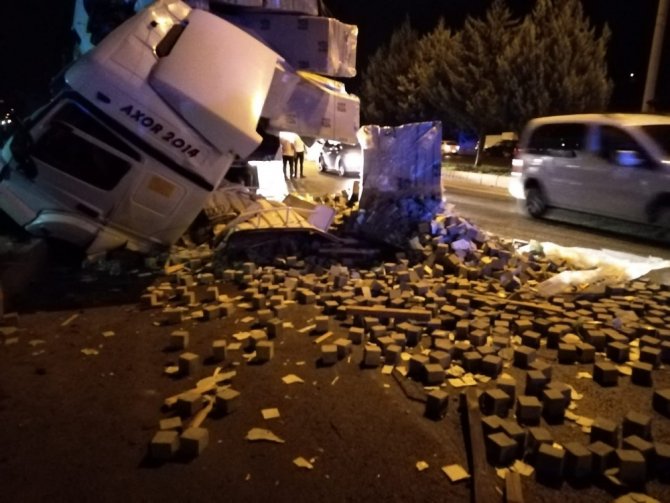 Kahramanmaraş'ta parke yüklü tır refüje çarptı