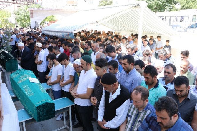 Suda boğulan anne ve kızı toprağa verildi