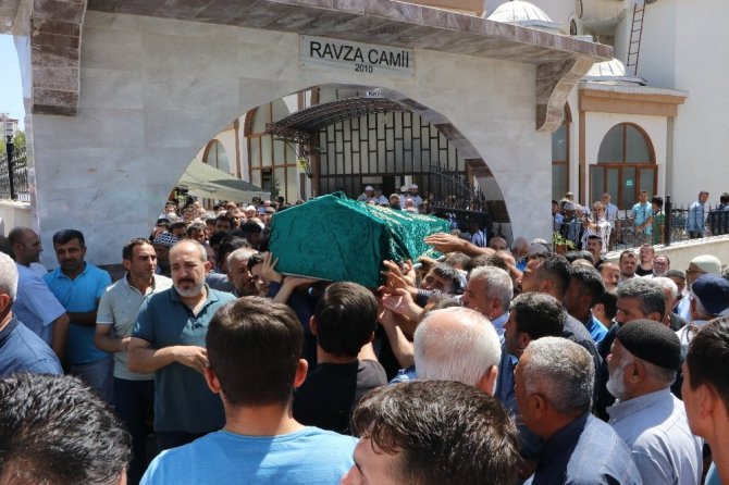 Suda boğulan anne ve kızı toprağa verildi