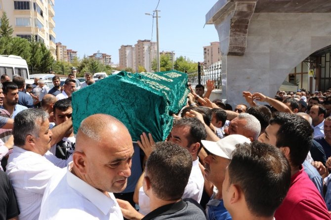 Suda boğulan anne ve kızı toprağa verildi