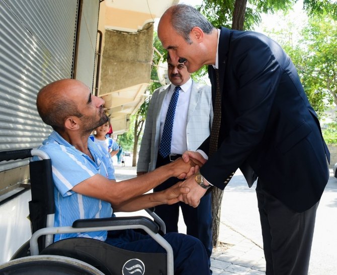 Dulkadiroğlu Belediyesi engellilere 400 sandalye dağıttı