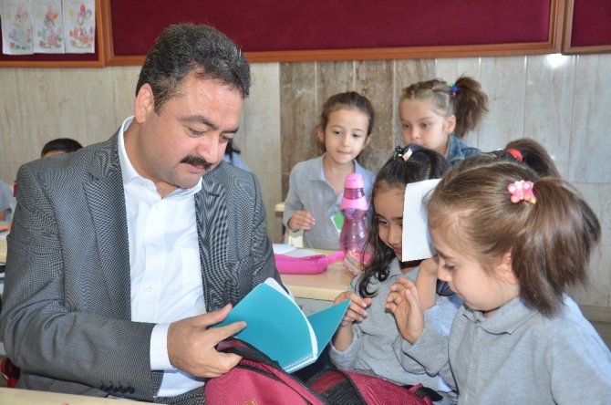 Elbistan Belediyesi 3 bin öğrenciye eğitim seti verdi