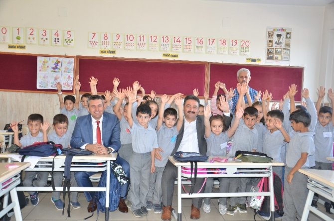 Elbistan Belediyesi 3 bin öğrenciye eğitim seti verdi