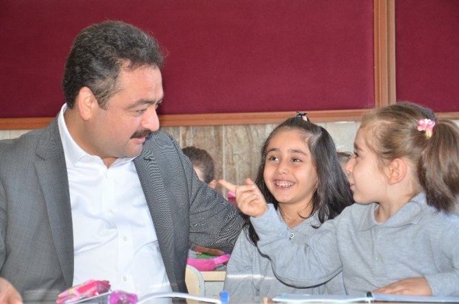 Elbistan Belediyesi 3 bin öğrenciye eğitim seti verdi