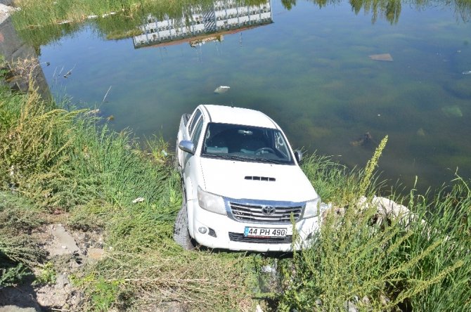 El firenini unutunca aracını gölde buldu