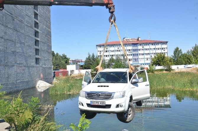 El firenini unutunca aracını gölde buldu