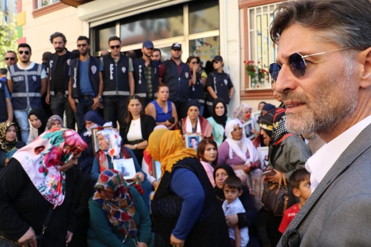 Sanat camiasından ailelerin HDP önündeki eylemine destek