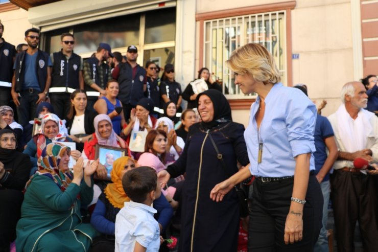 Sanat camiasından ailelerin HDP önündeki eylemine destek