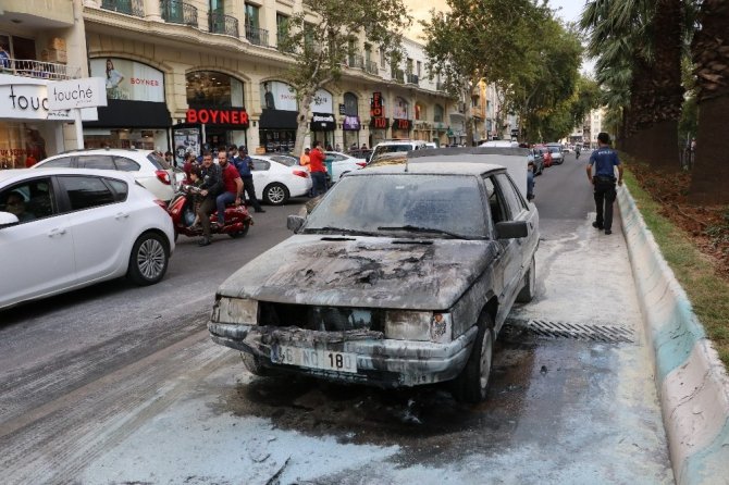 Kahramanmaraş'ta caddede yanan araç panik oluşturdu