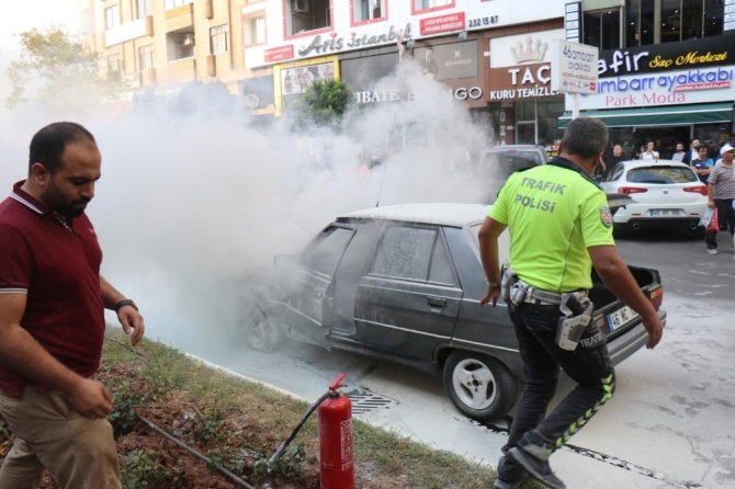 Kahramanmaraş'ta caddede yanan araç panik oluşturdu