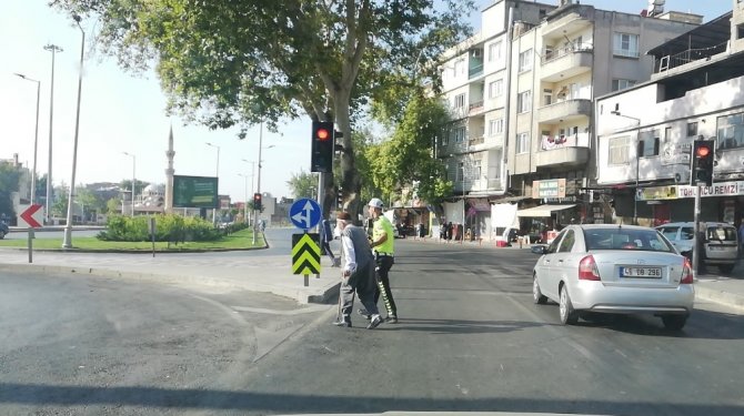 Kahramanmaraş'ta Trafik polisinden örnek davranış