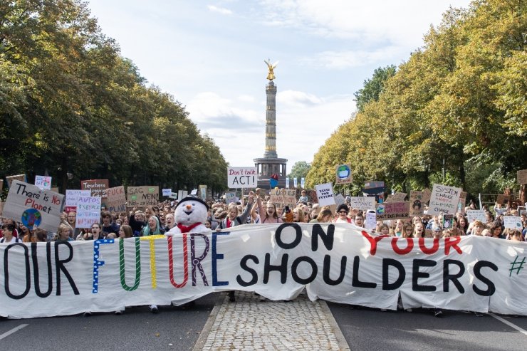 Almanya’da öğrenciler "iklim değişikliği" için sokağa döküldü