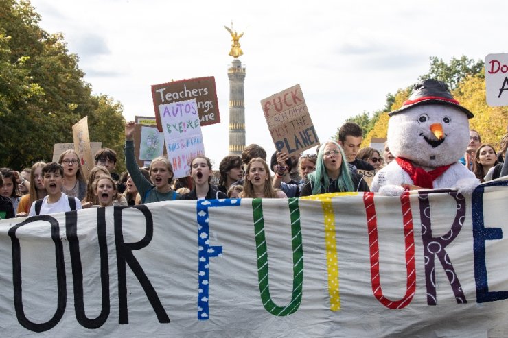 Almanya’da öğrenciler "iklim değişikliği" için sokağa döküldü