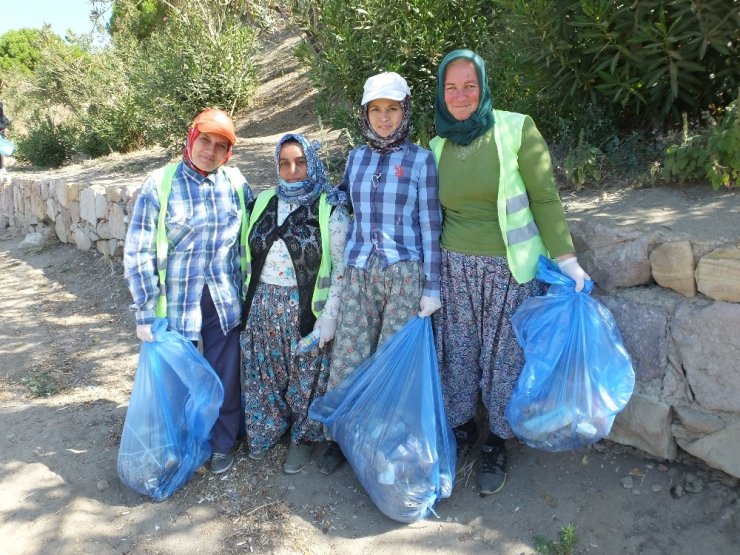Çevreciler Ören sahilinde 700 kilo çöp topladı