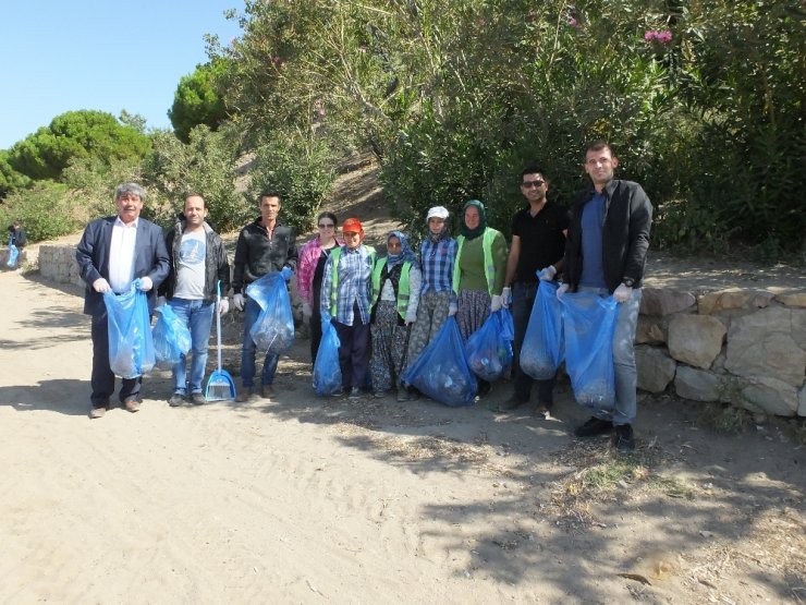 Çevreciler Ören sahilinde 700 kilo çöp topladı