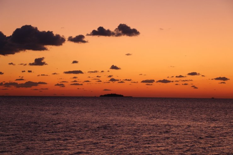 Marmara Denizi’nde gün batımı kartpostallık görüntüler oluşturdu