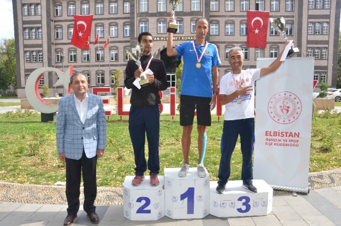 100 kilometrelik ultramaratonu 8 saat 38 dakikada tamamladı