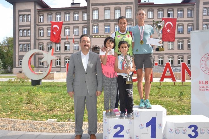 100 kilometrelik ultramaratonu 8 saat 38 dakikada tamamladı